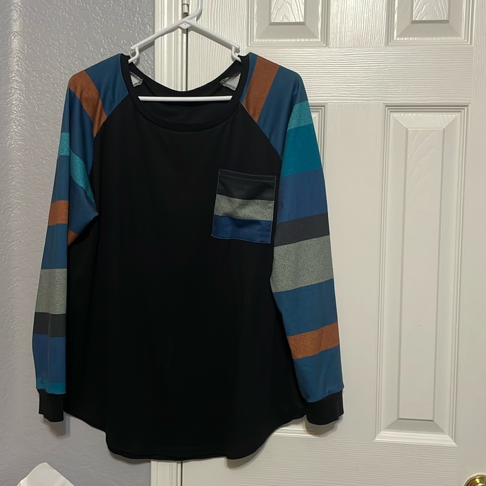 Long sleeve with multicolored sleeves.